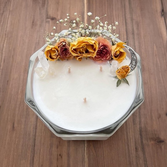 FLANNEL Candle - Soy Wax Candle - Holiday Candle - Crystal Intention Candle - Picture 2 of 6